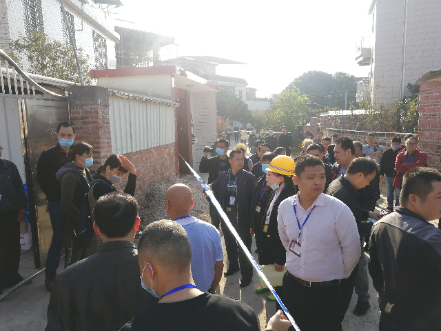 警戒線(xiàn).jpg