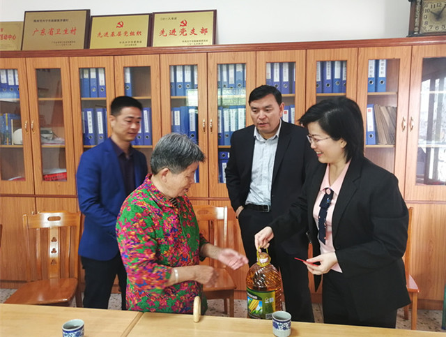 慰問貧困戶3.jpg