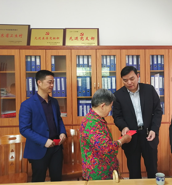 慰問(wèn)貧困戶1.jpg