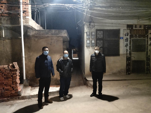 隔離群眾家執(zhí)勤2.jpg
