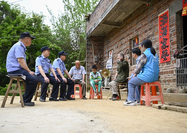 3.22徑南慰問困難戶 (1).jpg