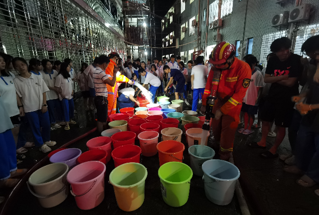 坭陂中學(xué)師生有序接水.jpg