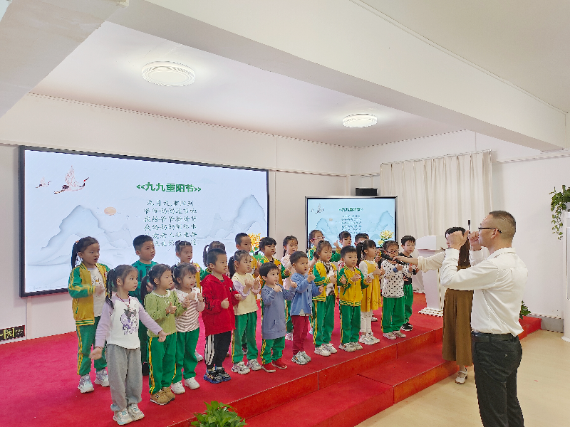 10月23日，興寧市婦聯(lián)聯(lián)合廣東省婦女維權(quán)與信息服務(wù)站（興寧站）在興寧市家庭教育指導(dǎo)中心開展“傳承優(yōu)良家風(fēng)  弘揚孝老美德”重陽節(jié)親子活動3.jpg