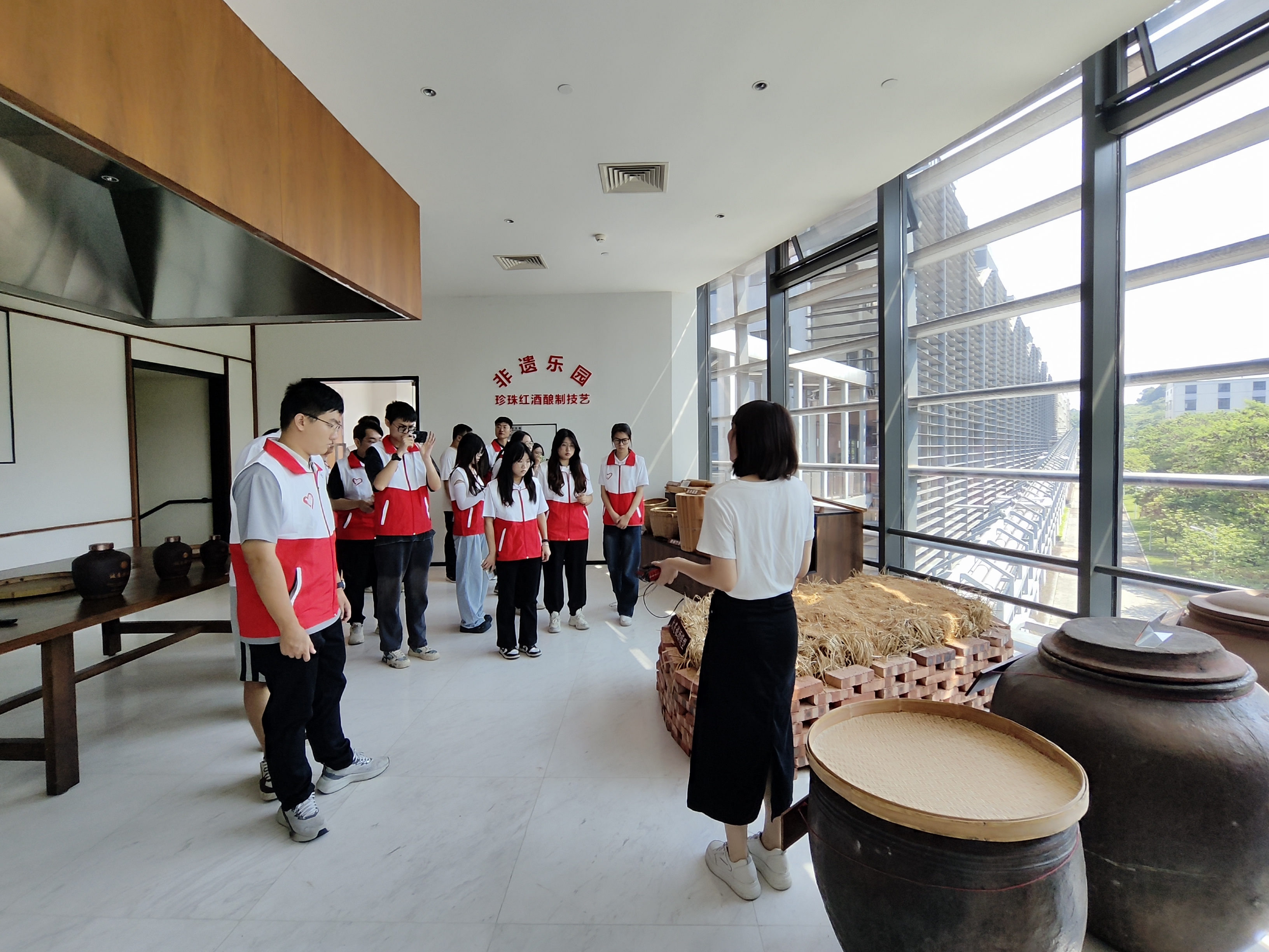 參觀珍珠紅誠意酒城.jpg