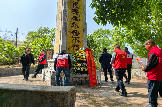 敬獻鮮花，繞行瞻仰紀念碑.jpg