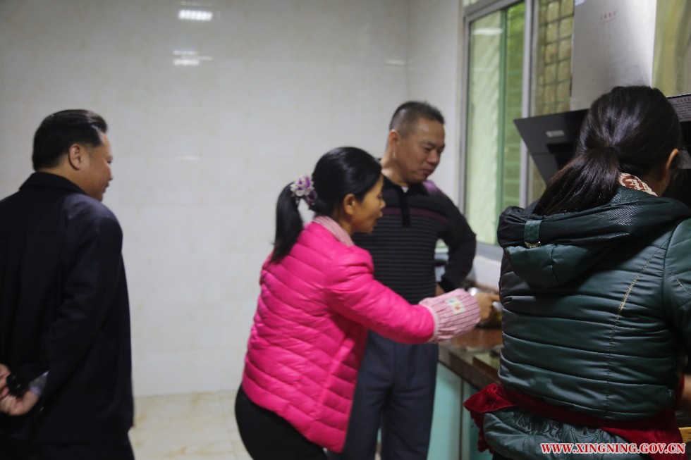2017.1.12袁柳清局長(zhǎng)到黃槐鎮(zhèn)社會(huì)福利中心檢查老人的伙食.jpg