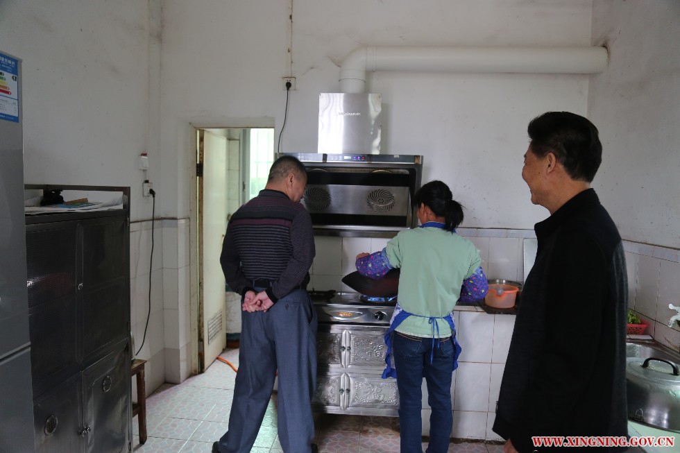 2017.1.12袁柳清局長(zhǎng)到龍?zhí)镦?zhèn)敬老院檢查老人的伙食.jpg