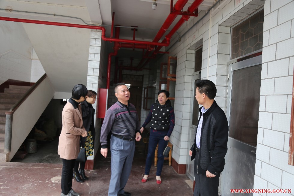2017.1.12袁柳清局長(zhǎng)到龍?zhí)镦?zhèn)敬老院檢查消防設(shè)施.jpg