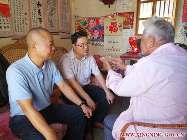 建黨節(jié)前慰問(wèn)活動(dòng)2.jpg