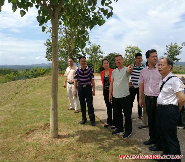 羅麗平副市長到寶興農(nóng)牧指導(dǎo)現(xiàn)代農(nóng)業(yè)生產(chǎn).jpg