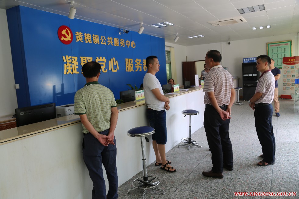 何群標局長到黃槐鎮(zhèn)公共服務中心了解工作.jpg