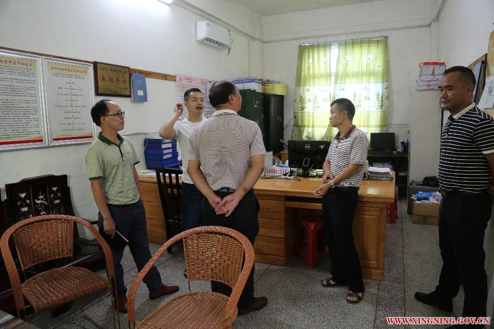 何群標局長到黃槐鎮(zhèn)民政辦指導工作.jpg