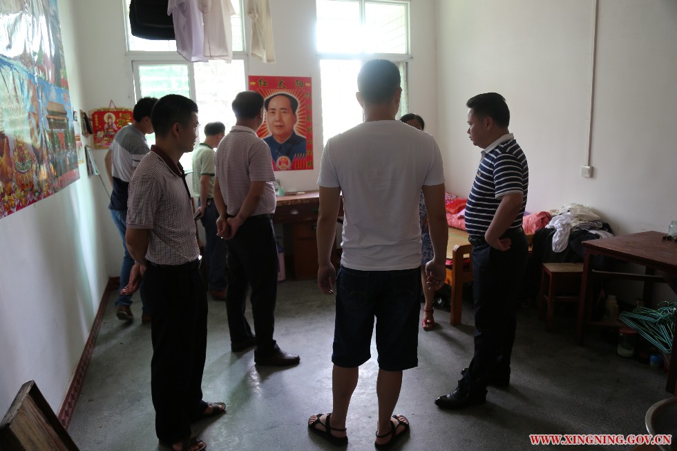 何群標局長到黃槐鎮(zhèn)敬老院檢查指導.jpg