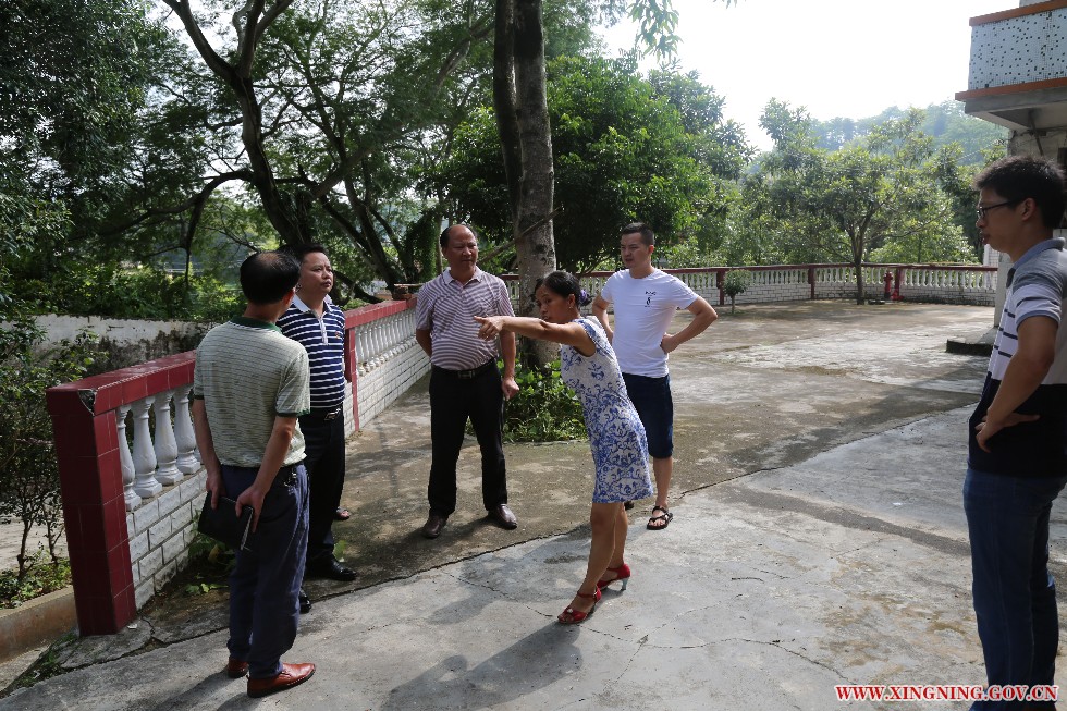 何群標局長與黃槐鎮(zhèn)敬老院工作人員交流.jpg