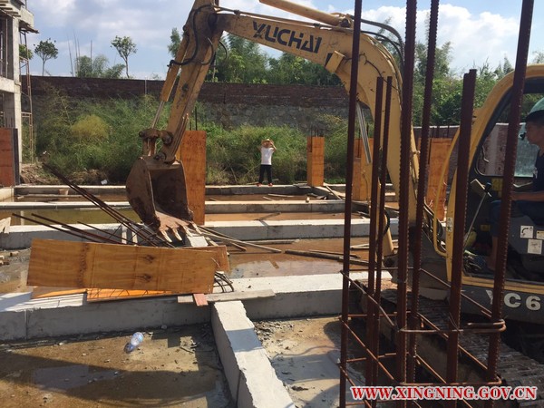 拆除新陂鎮(zhèn)家莊村蓮塘尾國道旁違法建房.jpg