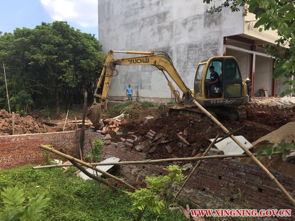 拆除新陂鎮(zhèn)新金村陂土圍水田違法建房.jpg