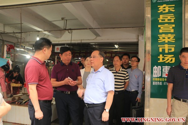 余其豹督查創(chuàng)文創(chuàng)衛(wèi)工作.jpg